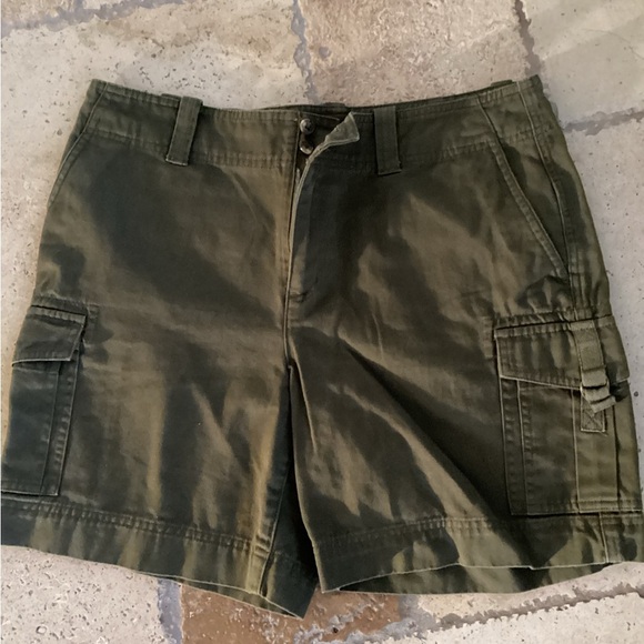 Lauren Ralph Lauren Pants - Lauren Ralph Lauren cargo shorts-SZ 10P
Waist 17”
Inseam 6”
Rise 6”
D1